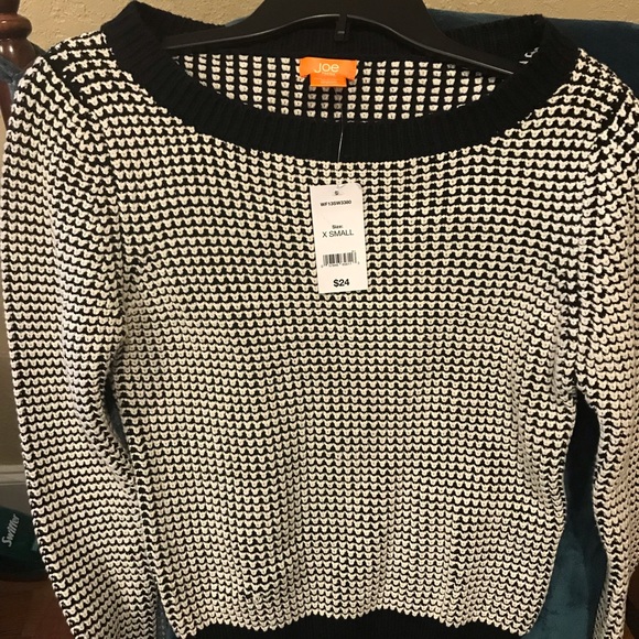 Black and White Pullover Sweater - Picture 4 of 11